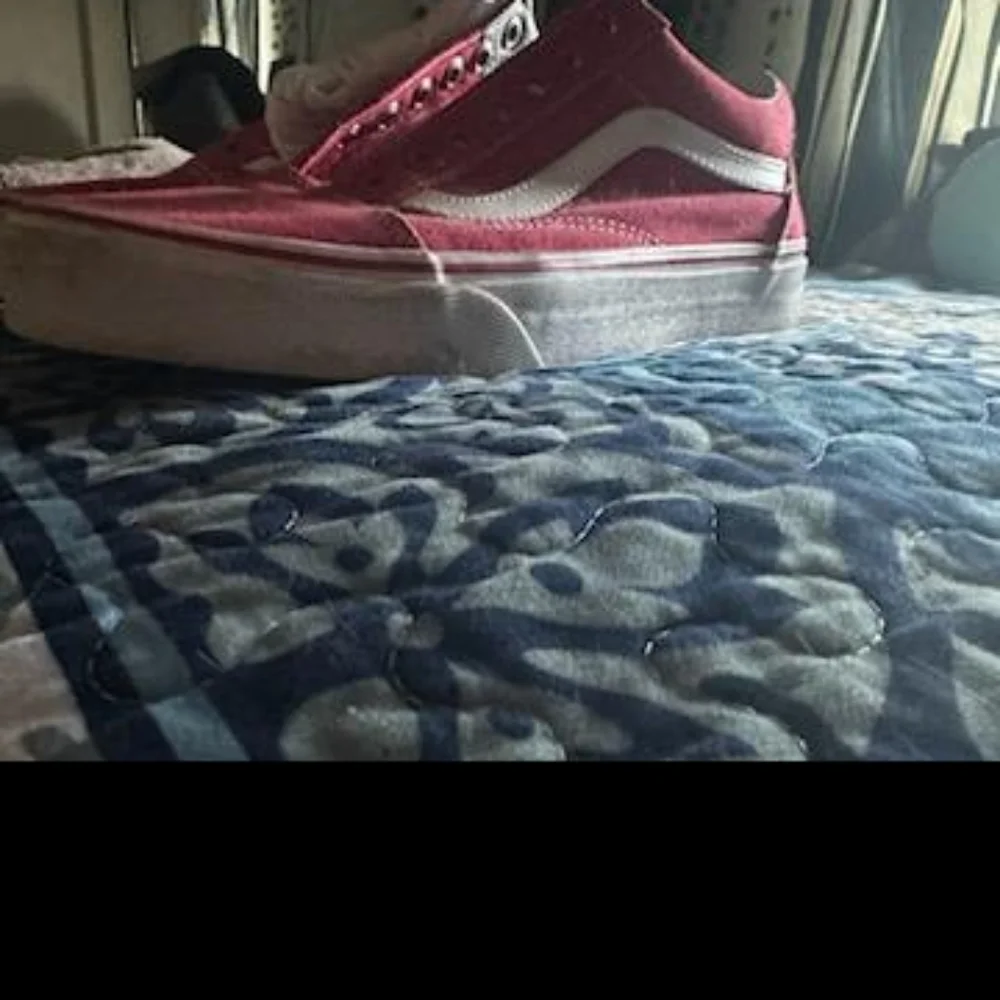 Red vans - Picture 1 of 3